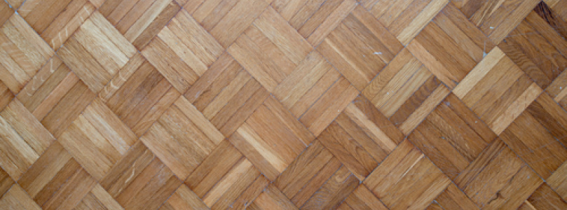 Meleg faburkolatok padlón, falon