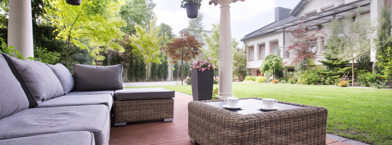 Házhoz jön a nyaralás – hozd ki a legtöbbet a teraszodból és a kertedből a sokoldalú WPC burkolatokkal